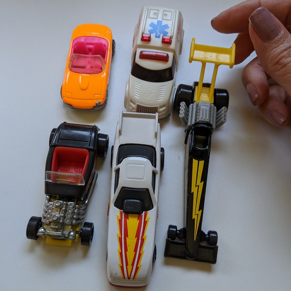 VTG - 1990's Hot Wheels assortment of different Cars, Ambulance